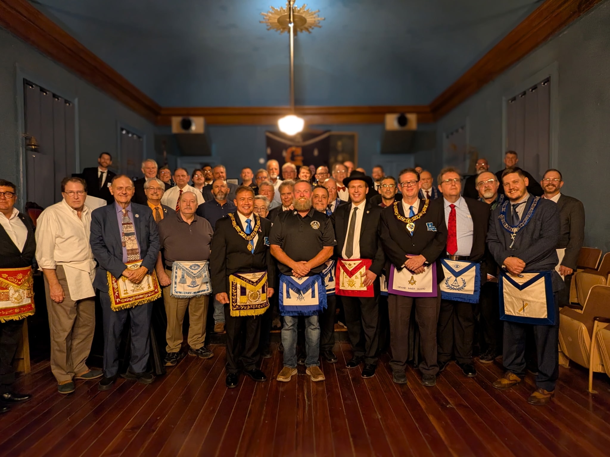 Brothers of Étoile Polaire Lodge No.1 gathered in Masonic aprons and regalia for a group photo